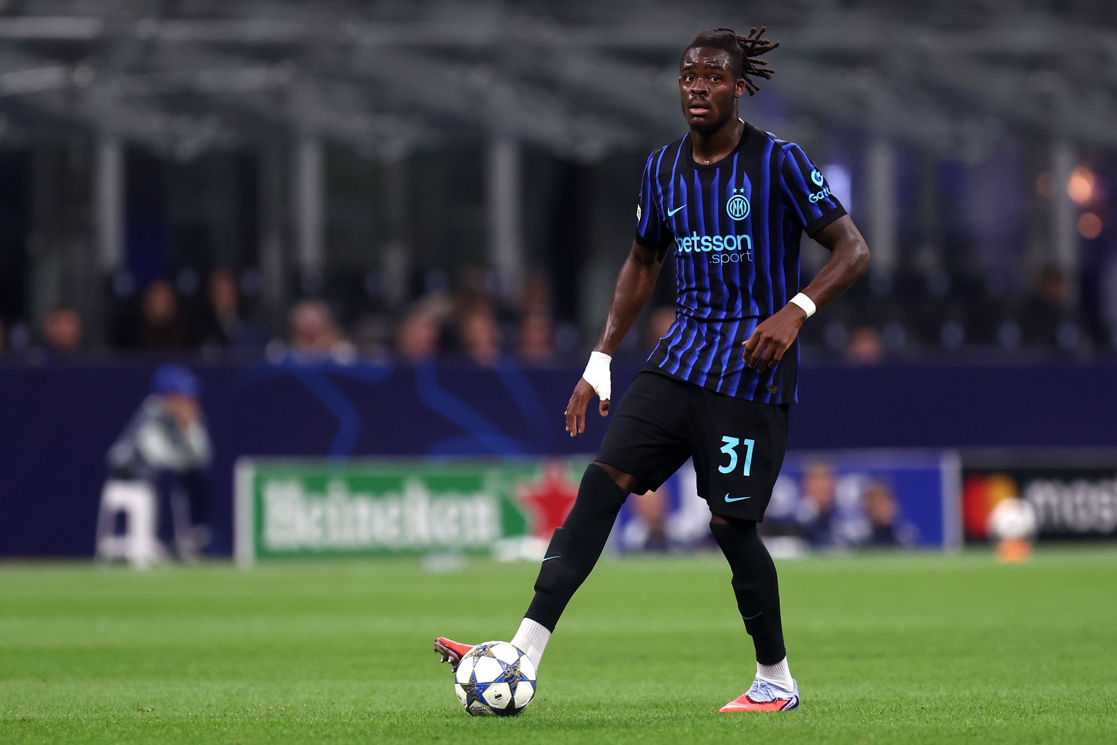 德媒：拜仁在关注国米后卫比塞克，但尚未与球员本人接触